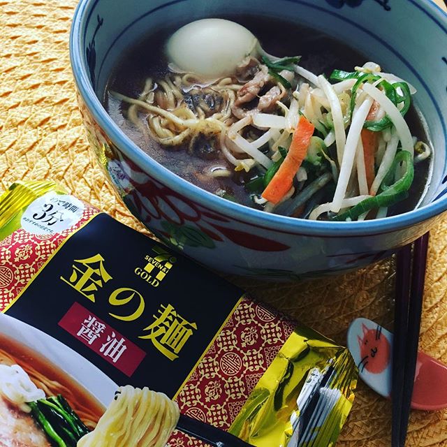 5/16の昼ごはんは肉野菜炒め載せ醤油ラーメン #金の麺